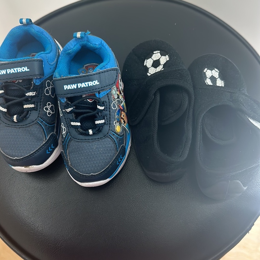 Boys size 6 Paw‎ Patrol sneakers and a size 6 pair of soccer slippers - Picture 8 of 8